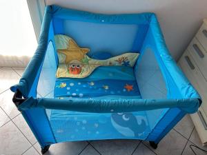 利多波波萨Casa Pomposa的蓝色的婴儿床和蓝色的天篷