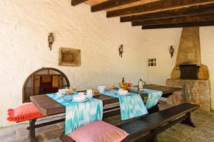 波连斯萨El Rafalet的一间带桌椅和石炉的用餐室