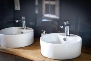 格里尼昂Le Pied de la Lettre的浴室设有木台上的两个盥洗盆
