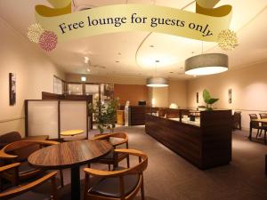 奈良奈良日航国际酒店的仅配有桌椅的壁炉休息室