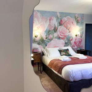 埃佩尔奈La Demeure d'Élodie的一间卧室配有一张带花卉墙壁的床