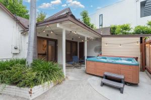 洛杉矶Glamorous West Hollywood Gem的后院带热水浴池的房子