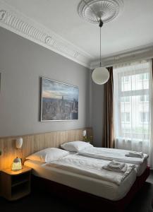 汉堡Hotel Kieler Hof am Hauptbahnhof - Hamburg Central Station的一间卧室设有一张大床和一个大窗户