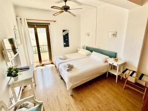 卡拉纳雅达马贝尔酒店的一间卧室配有一张床、一张桌子和一个窗户。