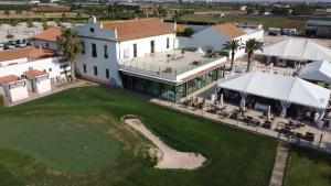 卡塔罗哈Cosy Loft's Valencia的享有带高尔夫球场的房屋的空中景致