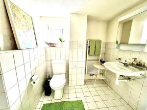 EnnendaApartment Glärnisch的白色的浴室设有卫生间和水槽。