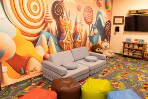 扎科帕内贝拉蒙特公寓酒店的客厅配有沙发和1张沙子壁画