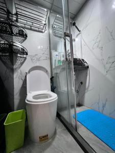香港Sleep Cubee Hostel的一间带卫生间和淋浴的小浴室