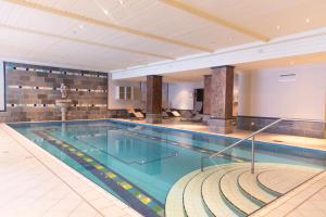 德弗雷根谷地圣雅各布阿尔卑霍夫酒店的酒店大堂的大型游泳池