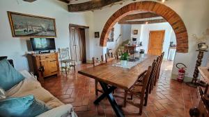 特拉西梅诺湖畔托罗Casale Alcinoo - Rustico的客厅配有木桌和沙发