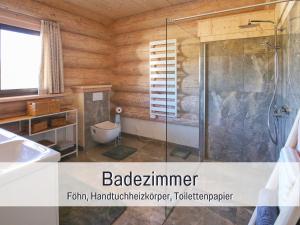 AllenbachNatur-Chalet zum Nationalpark Franz inkl. E-Auto的带淋浴和卫生间的浴室