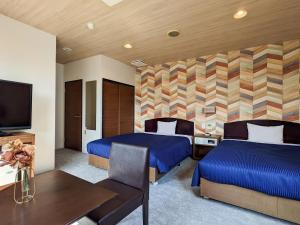 福冈新盖亚官酒店的酒店客房设有两张床和电视。
