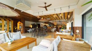 西归浦市천지연크리스탈 하버39호텔的大堂设有桌椅和酒吧。