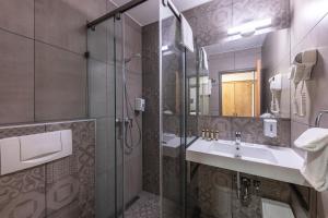 布达佩斯城市之环酒店的一间带水槽和淋浴的浴室