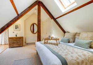 布莱克尼Boat Barn Cottage的阁楼卧室配有1张床和1张桌子