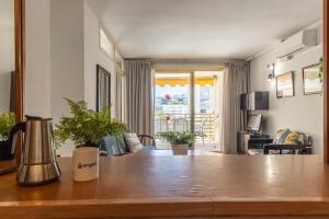 萨洛诺维特阿尔萨公寓的一间带桌子的厨房和一间客厅
