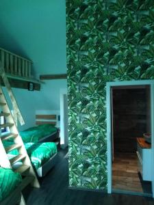 马尔梅迪Forester的一间卧室设有两张床,墙上有树叶