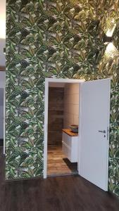 马尔梅迪Forester的一间设有一面墙和绿叶壁纸的房间