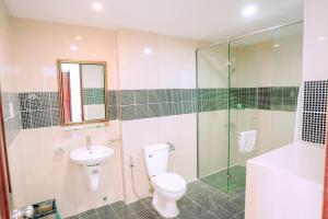 美寿宋天酒店的浴室配有卫生间、盥洗盆和淋浴。