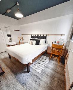 利物浦PH Hostel Liverpool的一间卧室配有一张大床和一张桌子