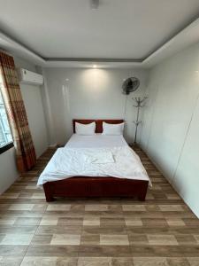 海防Nhà nghỉ Thành Đạt的一间卧室,卧室内配有一张大床