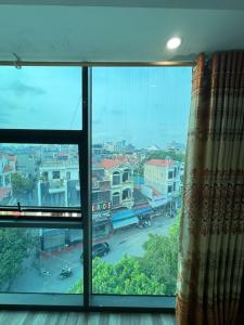 海防Nhà nghỉ Thành Đạt的市景窗户