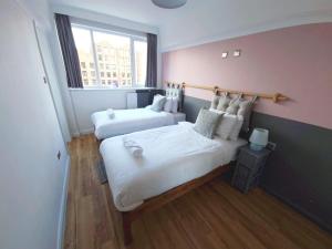 利物浦PH Hostel Liverpool的一间卧室设有两张床和窗户。