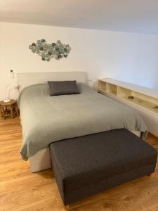 马达莱纳Cala Gavetta mezzanine studio的一间卧室配有两张床和一张搁脚凳