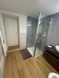 马达莱纳Cala Gavetta mezzanine studio的带淋浴和盥洗盆的浴室