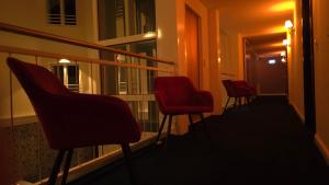 赖因斯贝格Schlosshotel Rheinsberg的夜晚坐在阳台上的一排椅子