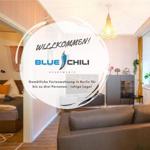 柏林Blue Chili 32 - Stadtwohnung für 3 modern zentral Karlshorst Wlan的客厅配有沙发和蓝凉标志