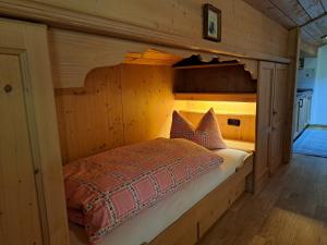 贝里斯泽尔Haus Sunnleitn Vogelsang的小木屋内一间卧室,配有一张床