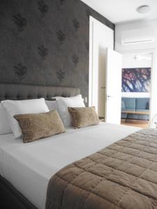 马拉加Apartamento Barrio Picasso的卧室配有一张带两个枕头的大白色床