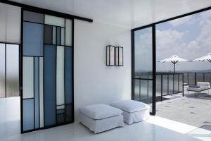 瓜达拉哈拉Casa Habita, a Member of Design Hotels的白色的客厅配有沙发和窗户