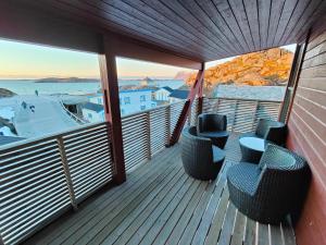 Hamn塞尼亚岛港口酒店的阳台配有两把椅子,享有海景。