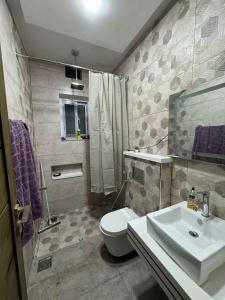 伊斯兰堡Villa Islamabad Central Hill View Park View的浴室配有白色卫生间和盥洗盆。