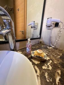 马拉喀什Appartement avec Solarium Privé au Vizir Résidence Prestigieuse avec Accès au Parc的一间带水槽和镜子的浴室