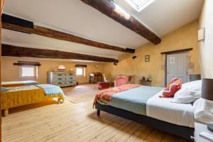 格里尼昂Le Pied de la Lettre的铺有木地板的客房内的两张床