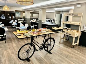 卡里拉夏日酒店的一辆自行车停在面包店前面,放着食物在桌上