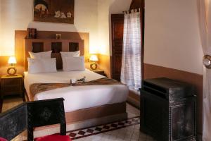 马拉喀什阿利利摩洛哥传统庭院的一间卧室,卧室内配有一张大床