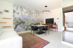 米兰Luxury Apartment con Terrazza, Palestra, CoWork & Box Privato的客厅配有桌子和电视