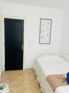 Habitacion RUSTICA en Palma para una sola persona en casa familiar客房内的一张或多张床位