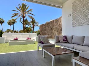 美洲海滩Las Americas Luxury Low-Cost Apartment with Terrace & Views的客厅配有沙发和桌子