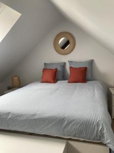 雷恩Chez David et Bene的一间卧室配有一张带两个红色枕头的床