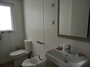 加埃塔Bahia Blanca的一间带卫生间、水槽和镜子的浴室