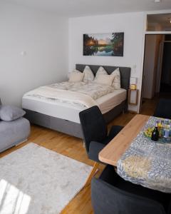 因斯布鲁克Eva Apartments - Bergisel的一间卧室配有一张大床和一张桌子