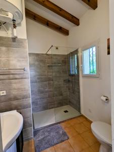 卡尔热斯MARCHESE的带淋浴、卫生间和盥洗盆的浴室