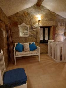 通德拉Horizontes Serranos的一间石墙房间内的一间有婴儿床的房间