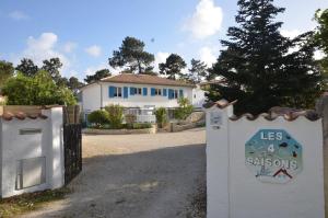 圣特罗让莱班Villa des 4 saisons的房屋前有门的房子