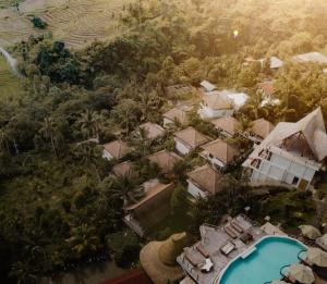 罗威那Maha Hills Resort Lovina的享有带游泳池的度假村的空中景致
